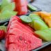 Entenda como água, licopeno, vitaminas e L-citrulina fazem da melancia uma opção nutritiva para uma alimentação equilibrada.