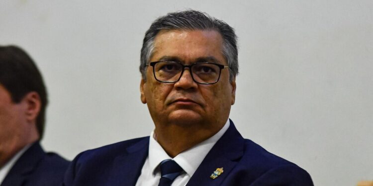 Flávio Dino dá dez dias para 21 partidos explicarem ao STF se presidentes nacionais controlam cotas ou influenciam a destinação de emendas parlamentares.