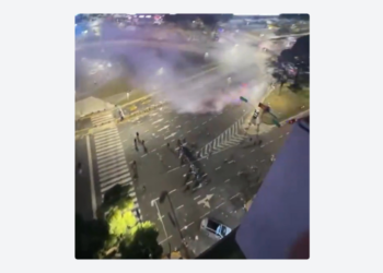 Derrota da Argentina para a Espanha na final da Copa do Mundo de 2026 termina em confrontos no Obelisco, em Buenos Aires. Ao menos 15 pessoas foram presas e três policiais ficaram feridos.