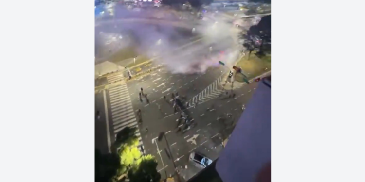Derrota da Argentina para a Espanha na final da Copa do Mundo de 2026 termina em confrontos no Obelisco, em Buenos Aires. Ao menos 15 pessoas foram presas e três policiais ficaram feridos.