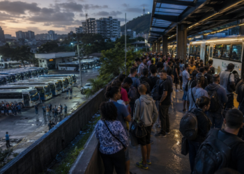 Greve dos rodoviários do Rio de Janeiro é suspensa após três dias de paralisação. Decisão foi tomada em assembleia da categoria nesta terça-feira.