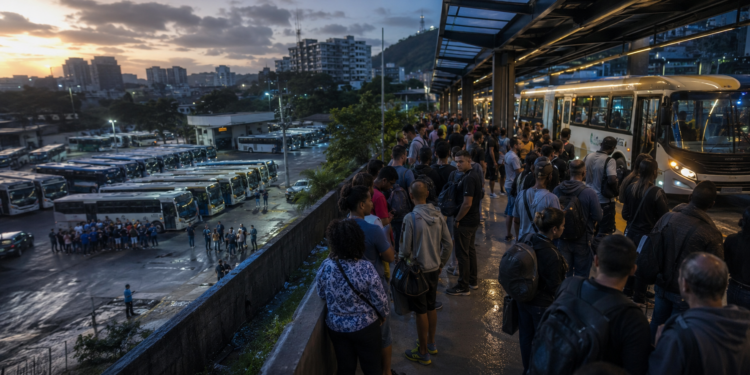 Greve dos rodoviários do Rio de Janeiro é suspensa após três dias de paralisação. Decisão foi tomada em assembleia da categoria nesta terça-feira.