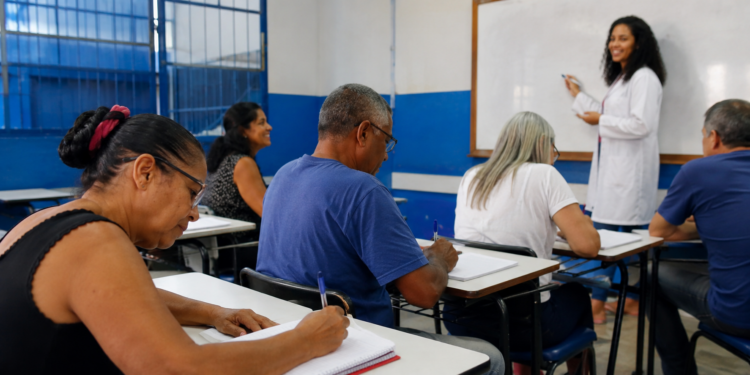 Niterói inicia nesta segunda-feira as matrículas da EJA para o segundo semestre de 2026. Modalidade oferece turmas do 1º ao 9º ano.
