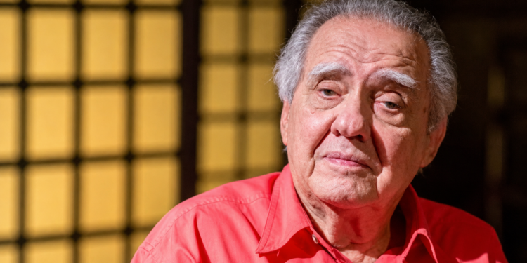 Luiz Carlos Barreto, produtor, cineasta e diretor de fotografia ligado a grandes clássicos do cinema brasileiro, morreu aos 98 anos no Rio de Janeiro.