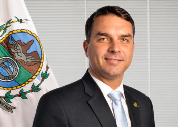 Escritório de Flávio Bolsonaro emitiu três notas fiscais, no total de R$ 1,5 milhão, para empresas relacionadas à estrutura empresarial ligada ao caso Banco Master.