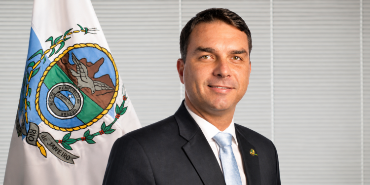 Escritório de Flávio Bolsonaro emitiu três notas fiscais, no total de R$ 1,5 milhão, para empresas relacionadas à estrutura empresarial ligada ao caso Banco Master.
