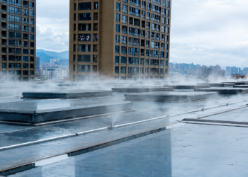 Prédios na China usam sistema de nebulização nos telhados para aliviar ondas de calor. Entenda como funciona a “chuva artificial” urbana.