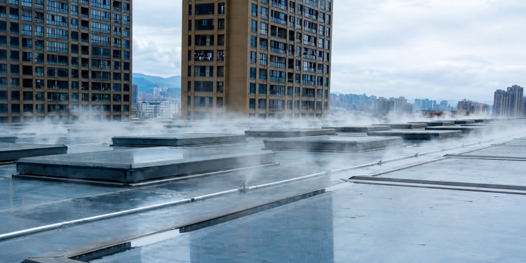 Prédios na China usam sistema de nebulização nos telhados para aliviar ondas de calor. Entenda como funciona a “chuva artificial” urbana.