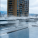 Prédios na China usam sistema de nebulização nos telhados para aliviar ondas de calor. Entenda como funciona a “chuva artificial” urbana.