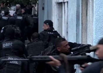 Operação contra o tráfico prende dois suspeitos e apreende drogas, armas e rádios em comunidades da Zona Sudoeste do Rio.