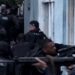 Operação contra o tráfico prende dois suspeitos e apreende drogas, armas e rádios em comunidades da Zona Sudoeste do Rio.