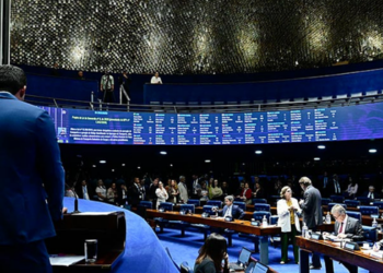Senado aprova MP do Frete, retira piso salarial de R$ 5 mil e mantém anistia