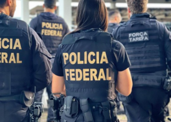 Viatura da Polícia Federal durante operação no Rio; nova fase da Operação Unha e Carne apura suspeitas de lavagem de dinheiro, jogo do bicho e conexões com agentes públicos.