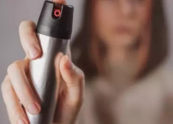 Senado aprova projeto que autoriza spray de pimenta para defesa pessoal de mulheres. Texto segue para sanção e prevê regras para compra, uso e penalidades.