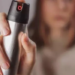 Senado aprova projeto que autoriza spray de pimenta para defesa pessoal de mulheres. Texto segue para sanção e prevê regras para compra, uso e penalidades.