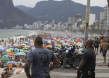 Correria e relatos de furtos assustaram banhistas no Arpoador. Polícia Militar reforçou o patrulhamento na orla da Zona Sul do Rio.
