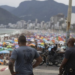 Correria e relatos de furtos assustaram banhistas no Arpoador. Polícia Militar reforçou o patrulhamento na orla da Zona Sul do Rio.
