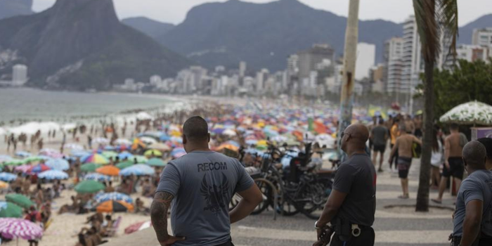 Correria e relatos de furtos assustaram banhistas no Arpoador. Polícia Militar reforçou o patrulhamento na orla da Zona Sul do Rio.