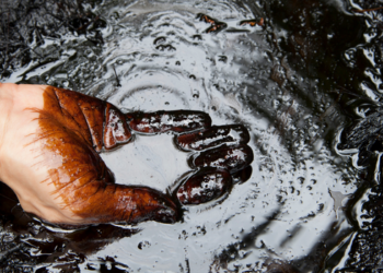 Brent encerra o dia a US$ 100,69 após ataques a petroleiros sauditas e queda do tráfego nas principais rotas do Oriente Médio.