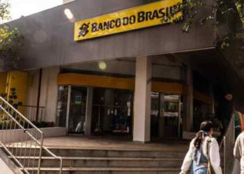 Bancário é investigado por acessar informações de 2.898 contas do Banco do Brasil. Prejuízo estimado chega a R$ 1,43 milhão.