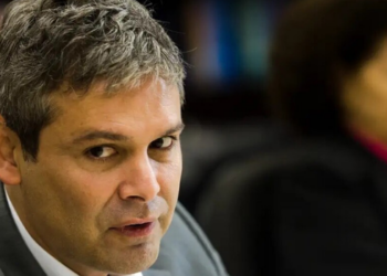 Lindbergh Farias pede ao STF a revogação da prisão domiciliar de Jair Bolsonaro após divulgação de carta política por Flávio Bolsonaro.