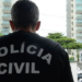 Ônibus foram usados como barricadas durante operação policial em Costa Barros. Bloqueios afetaram transporte, escolas, unidades de saúde e o trânsito.