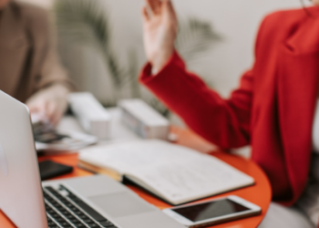 Programa Mulher + Tech oferece formação digital gratuita, internet e celular a 1,3 mil mulheres em dez capitais. Inscrições vão até 19 de julho.
