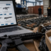 Propostas de flexibilização do comércio de armas nos Estados Unidos geram alerta sobre o risco de desvio de fuzis para PCC, Comando Vermelho e outras facções brasileiras.