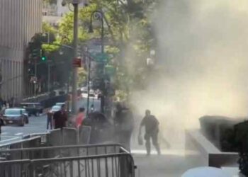 FBI investiga ataque diante de prédio federal em Nova York após suspeito usar gasolina, fogos e uma arma de pressão.