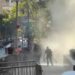 FBI investiga ataque diante de prédio federal em Nova York após suspeito usar gasolina, fogos e uma arma de pressão.
