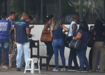 Rodoviários do Rio recusam reajuste de 5% oferecido pelas empresas e permanecem em estado de greve. Nova audiência no TRT-RJ ocorrerá em 22 de julho.