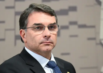 Flávio Bolsonaro culpa Lula pela tarifa de 25% imposta pelos Estados Unidos e compartilha críticas de Marco Rubio ao governo brasileiro.