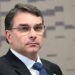 Flávio Bolsonaro culpa Lula pela tarifa de 25% imposta pelos Estados Unidos e compartilha críticas de Marco Rubio ao governo brasileiro.