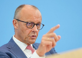 Friedrich Merz alerta os Estados Unidos contra interferência nas eleições alemãs após Washington anunciar financiamento de até US$ 3 milhões para projetos europeus.