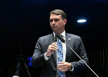 PGR terá 15 dias para analisar a defesa escrita apresentada por Flávio Bolsonaro após o senador não comparecer à Polícia Federal.