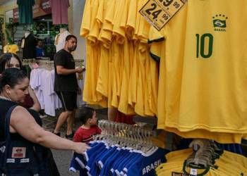 Eliminação do Brasil na Copa derruba vendas, deixa camisas e bandeiras encalhadas e leva comerciantes a oferecer descontos para reduzir perdas.