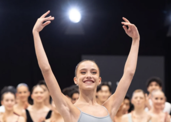 Bailarina brasileira Pietra Rêgo recebe bolsa após destaque no Prix de Lausanne e estudará no Royal Ballet, na Inglaterra.