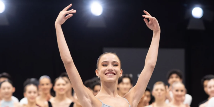 Bailarina brasileira Pietra Rêgo recebe bolsa após destaque no Prix de Lausanne e estudará no Royal Ballet, na Inglaterra.