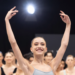 Bailarina brasileira Pietra Rêgo recebe bolsa após destaque no Prix de Lausanne e estudará no Royal Ballet, na Inglaterra.