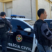Operação das polícias Civil e Militar prende dois suspeitos e apreende armas, drogas e rádios comunicadores em comunidades da Zona Sudoeste do Rio de Janeiro.