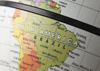 Brasil prepara reação à tarifa de 25% imposta pelos EUA e avalia reciprocidade, apoio aos exportadores e recurso na OMC.