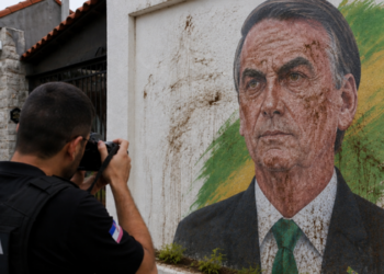 Polícia Civil identifica suspeitos de vandalismo contra mural de Jair Bolsonaro em Vitória. Caso segue sob investigação e casal deverá prestar depoimento.
