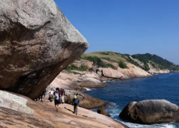 Trilha da Comprida é inaugurada nas Ilhas Cagarras, no Rio de Janeiro. Percurso integra ecoturismo, conservação ambiental e visitação controlada em área protegida.