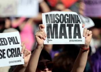 Dossiê Mulher 2026 aponta crescimento de mais de 1.300% da violência contra mulheres na internet no Rio de Janeiro. Estado registrou quase 160 mil vítimas em 2025.