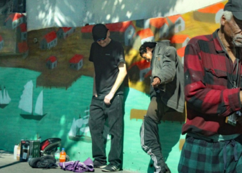 Reportagem aponta crise de opioides em Vancouver e Seattle, cidades-sede da Copa de 2026, evidenciando contraste entre preparação para o evento e vulnerabilidade social nas regiões urbanas.