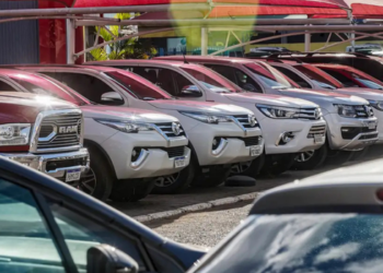 O mercado de veículos novos no Brasil cresceu 16,01% no primeiro semestre de 2026, segundo a Fenabrave. Automóveis e motocicletas lideraram as vendas, enquanto caminhões e ônibus recuaram.