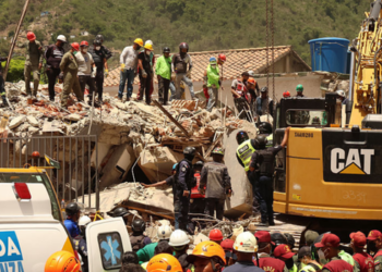 Equipes brasileiras localizaram seis vítimas dos terremotos na Venezuela. Missão humanitária conta com bombeiros, médicos, Defesa Civil e hospital de campanha para atendimento aos afetados.