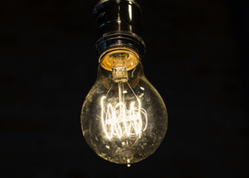 A conta de luz dos clientes da Enel em São Paulo terá reajuste médio de 10,18% a partir deste sábado (4). Veja quem será impactado e os motivos do aumento.