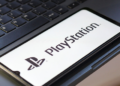 Postagem da PlayStation sobre mídias físicas gerou críticas nas redes sociais e reacendeu o debate sobre a propriedade de conteúdos digitais e os direitos dos consumidores.