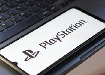Postagem da PlayStation sobre mídias físicas gerou críticas nas redes sociais e reacendeu o debate sobre a propriedade de conteúdos digitais e os direitos dos consumidores.